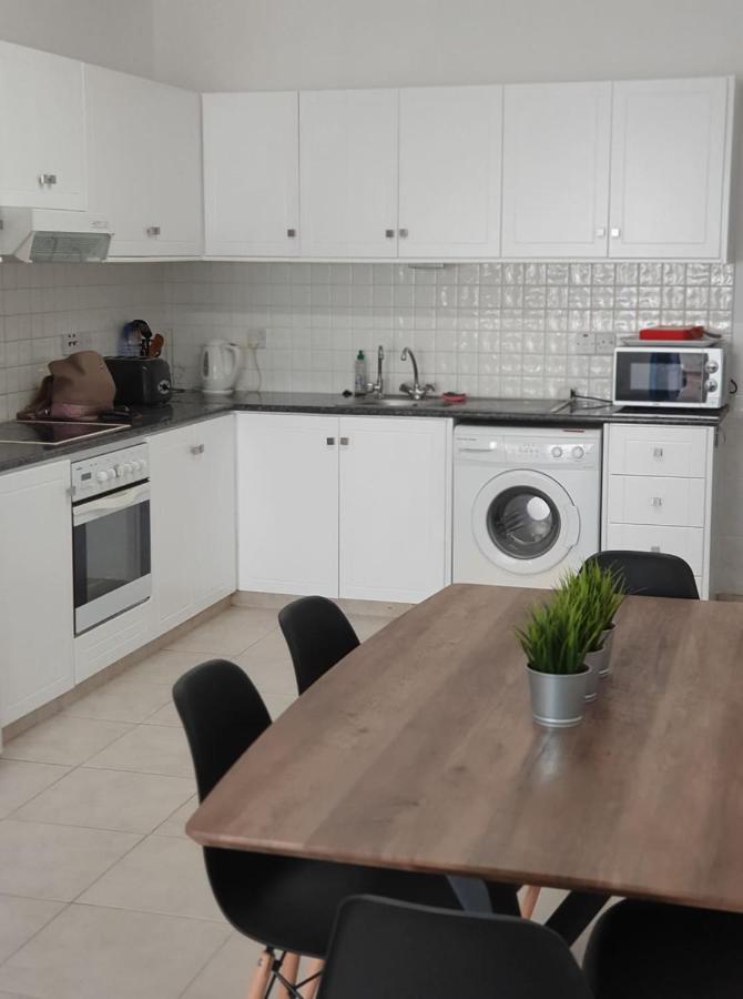 Appartement Central Gem - 10 Min Walk To The Sea, Harbor And Mall à Paphos Extérieur photo